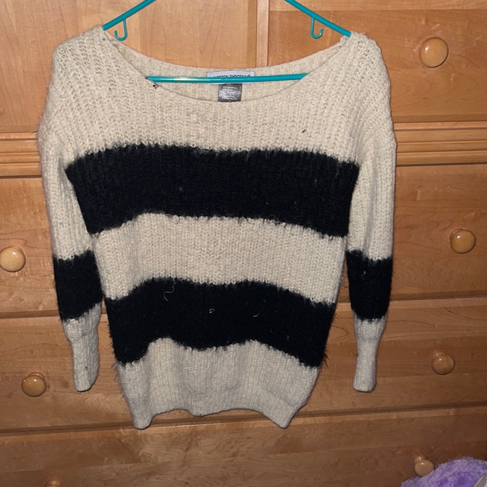 Black & White Small sweater!